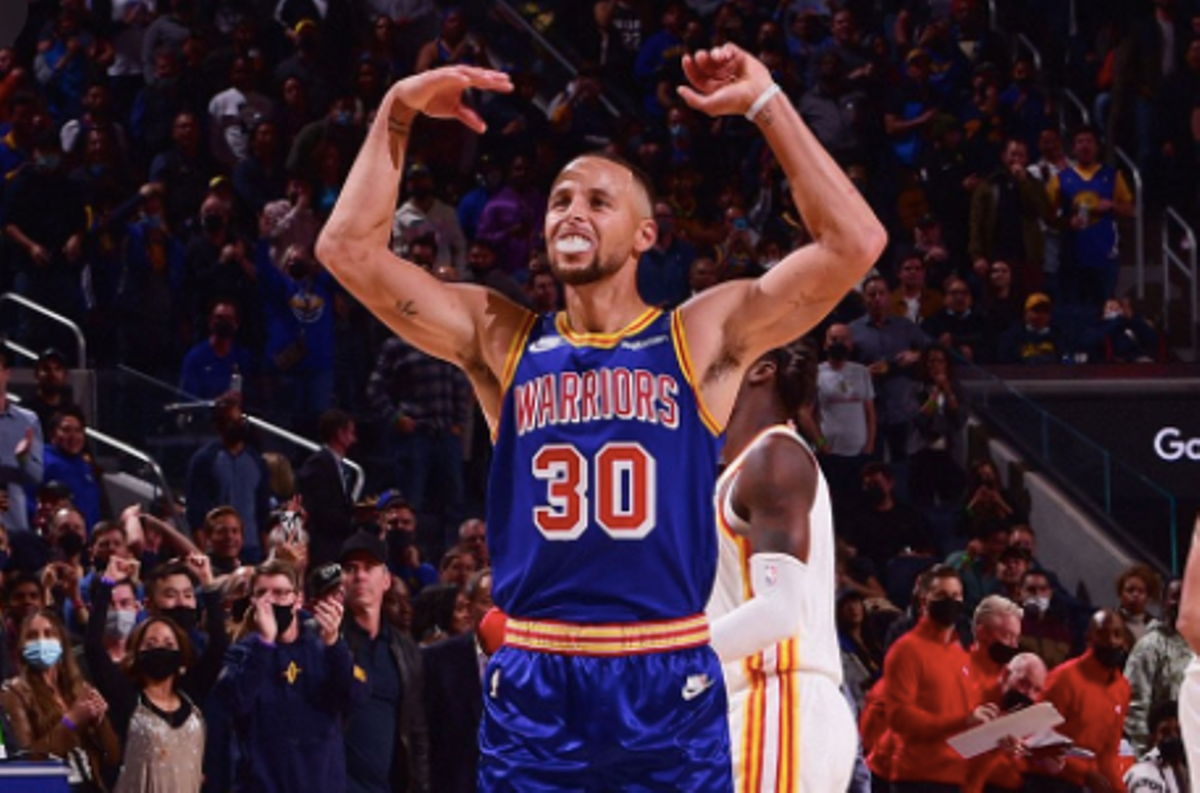 Curry, en plena celebración, tras una de sus canastas Curry, en plena celebración, tras una de sus canastas