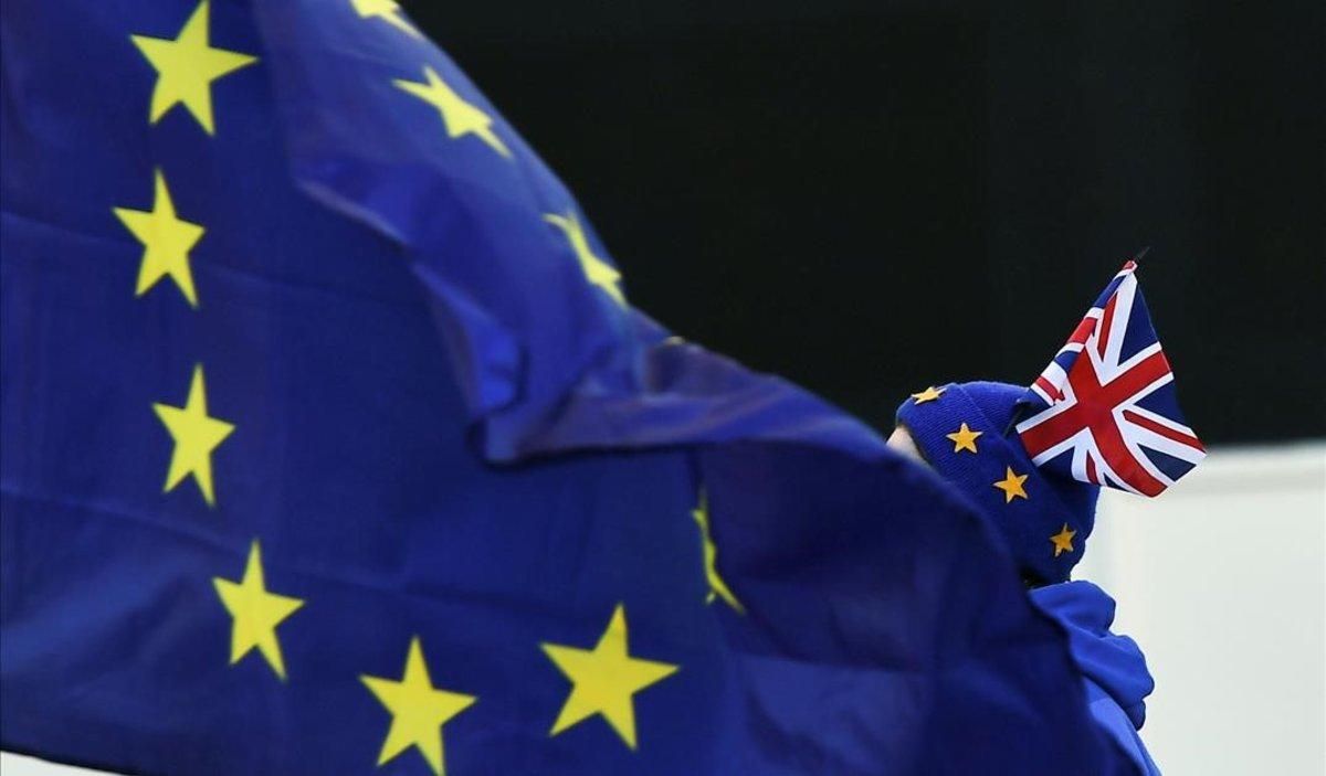 Un manifestante contrario al ’brexit’ protesta ante la sede del Parlamento británico, en Londres. Un manifestante contrario al ’brexit’ protesta ante la sede del Parlamento británico, en Londres.