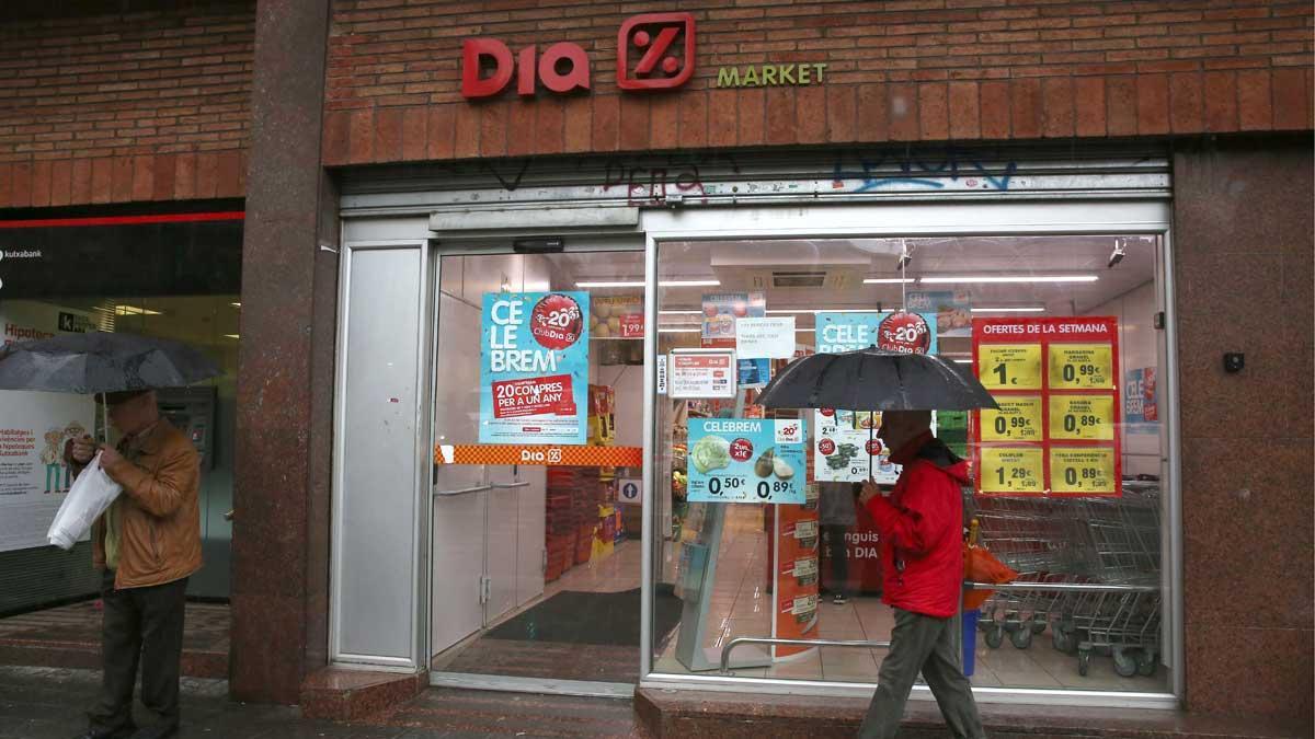 Dia anuncia el despido de 2.100 trabajadores en España. En la imagen, un supermercado Dia en la Travessera de Dalt de Barcelona.