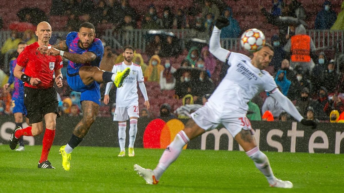 Memphis dispara a la portería del Benfica ante la oposición de Otamendi. Memphis dispara a la portería del Benfica ante la oposición de Otamendi.
