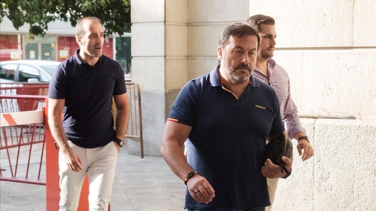 Los agentes de seguridad agredidos por el miembro de ’La manada’ Ángel Boza, a su entrada en los juzgados de Sevilla, este domingo. Los agentes de seguridad agredidos por el miembro de ’La manada’ Ángel Boza, a su entrada en los juzgados de Sevilla, este domingo.