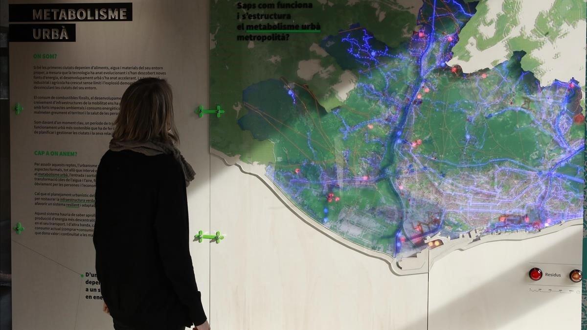 Uno de los paneles de la exposición ’Metrópolis de ciudades’ dedicado al metabolismo urbano