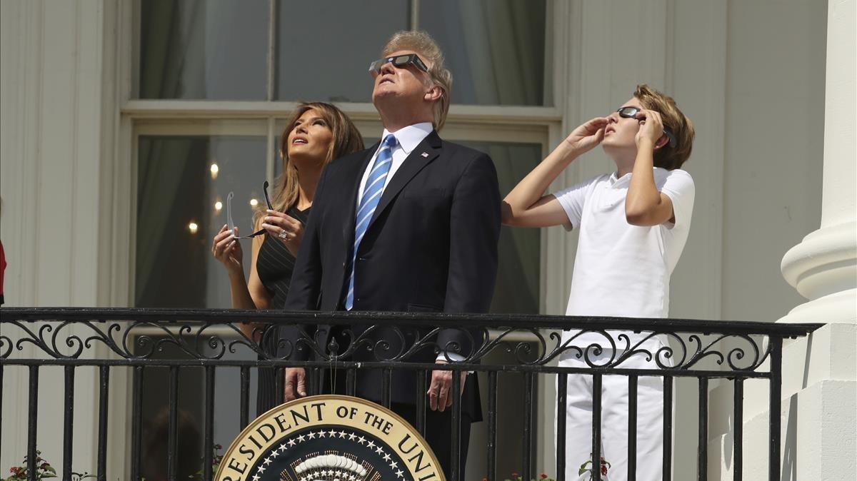 El presidente Donald Trump, junto a su esposa, Melania, y el hijo de ambos, Barron.