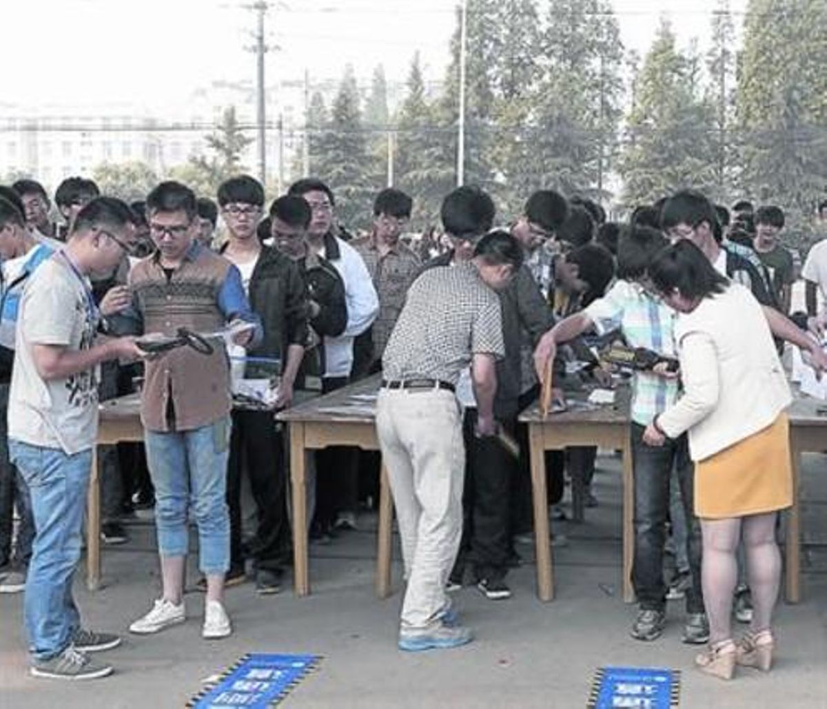 Vigilancia . Control de seguridad a alumnos antes del ’gaokao’ (selectividad), en Ganyu (China). Vigilancia . Control de seguridad a alumnos antes del ’gaokao’ (selectividad), en Ganyu (China).