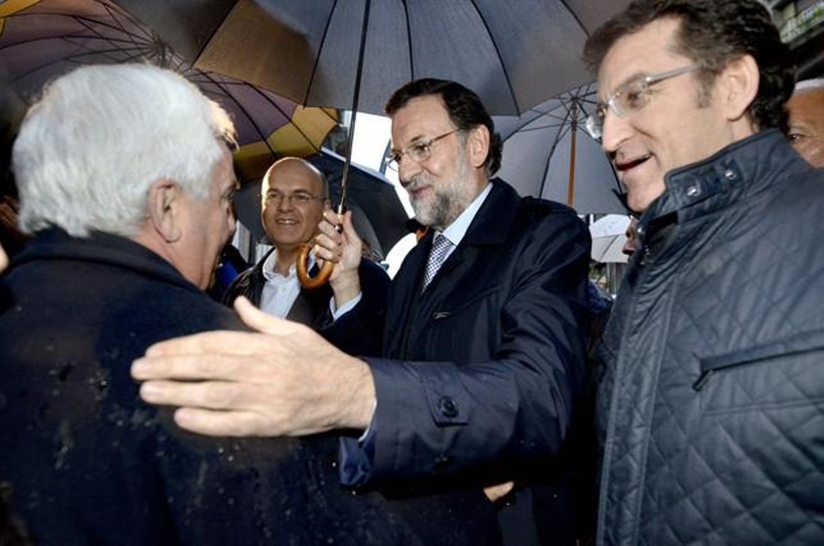 El presidente del Partido Popular y candidato a la presidencia del Gobierno, Mariano Rajoy, conversa con un hombre acompañado por el presidente de la Xunta de Galicia, Alberto Núñez Feijóo (derecha) y por el presidente provincial del partido, Manuel Baltar. El presidente del Partido Popular y candidato a la presidencia del Gobierno, Mariano Rajoy, conversa con un hombre acompañado por el presidente de la Xunta de Galicia, Alberto Núñez Feijóo (derecha) y por el presidente provincial del partido, Manuel Baltar.