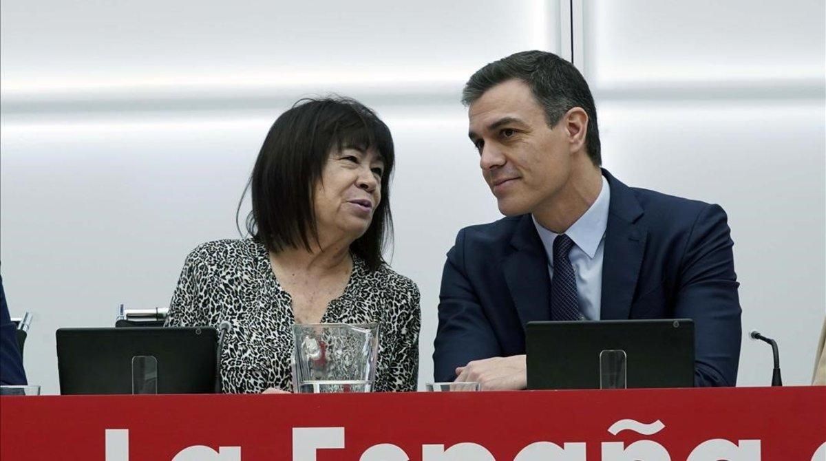 Cristina Narbona y Pedro Sánchez, este lunes en la sede del PSOE. Cristina Narbona y Pedro Sánchez, este lunes en la sede del PSOE.