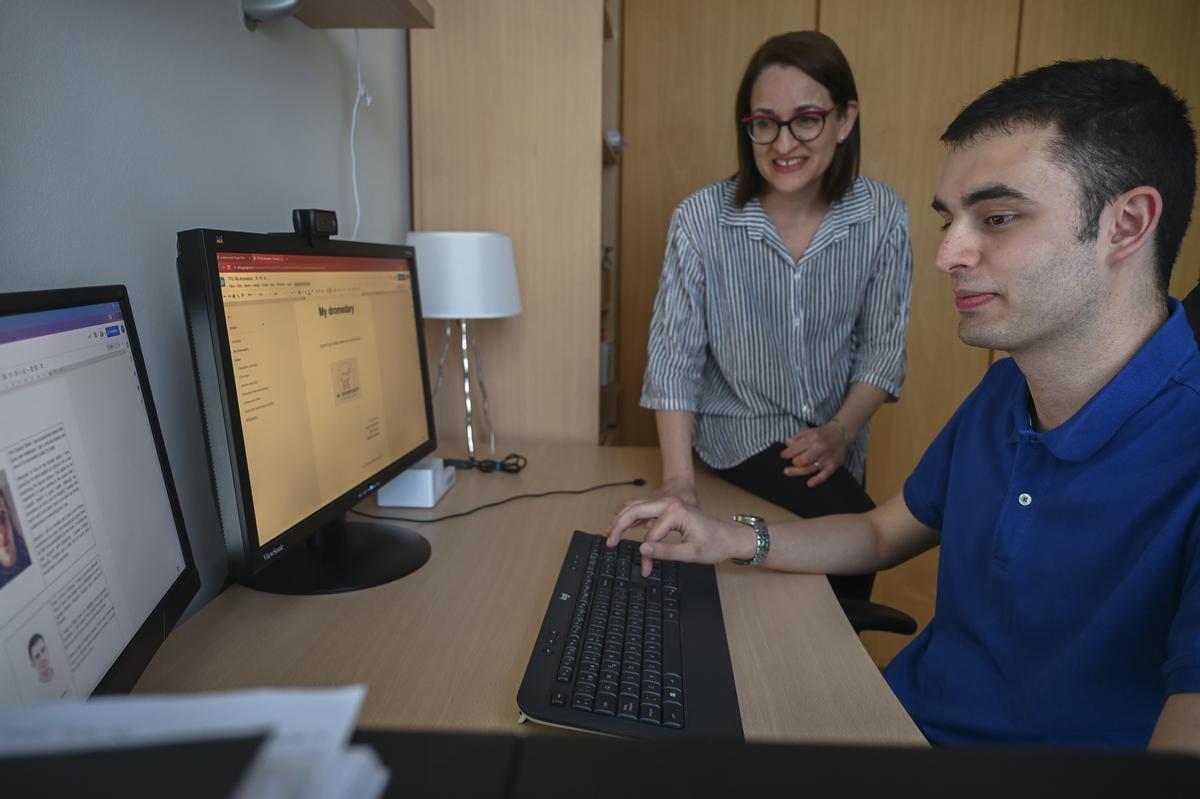 Parla un estudiant de batxillerat: «¿És obligatori anar a la universitat?» Parla un estudiant de batxillerat: «¿És obligatori anar a la universitat?»