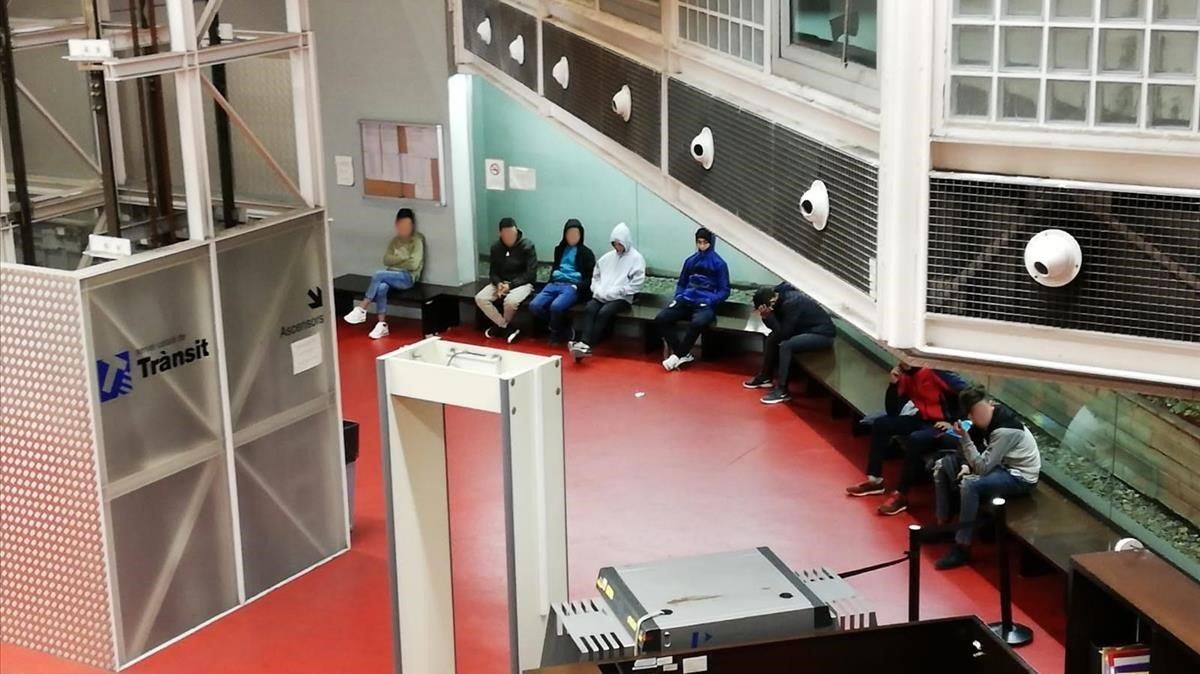 Menores inmigrantes en la comisaría del Eixample de Barcelona durante la noche del domingo 10 de febrero . Menores inmigrantes en la comisaría del Eixample de Barcelona durante la noche del domingo 10 de febrero .