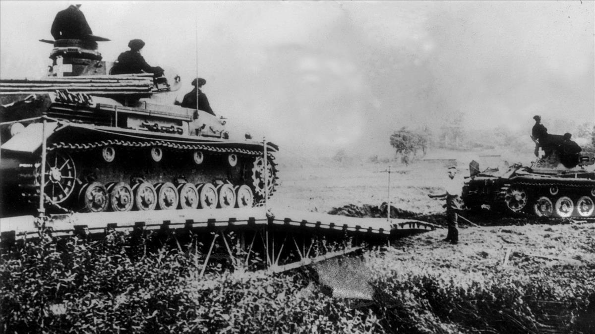 Tanques alemanes en septiembre de 1939, cruzando un río en territorio polaco. 