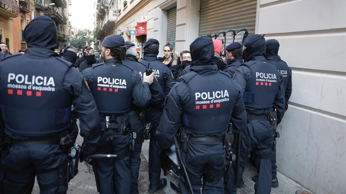 Actuación policial durante un desaoljo en Poblesec de Bacelona, en enero de 2019. Actuación policial durante un desaoljo en Poblesec de Bacelona, en enero de 2019.
