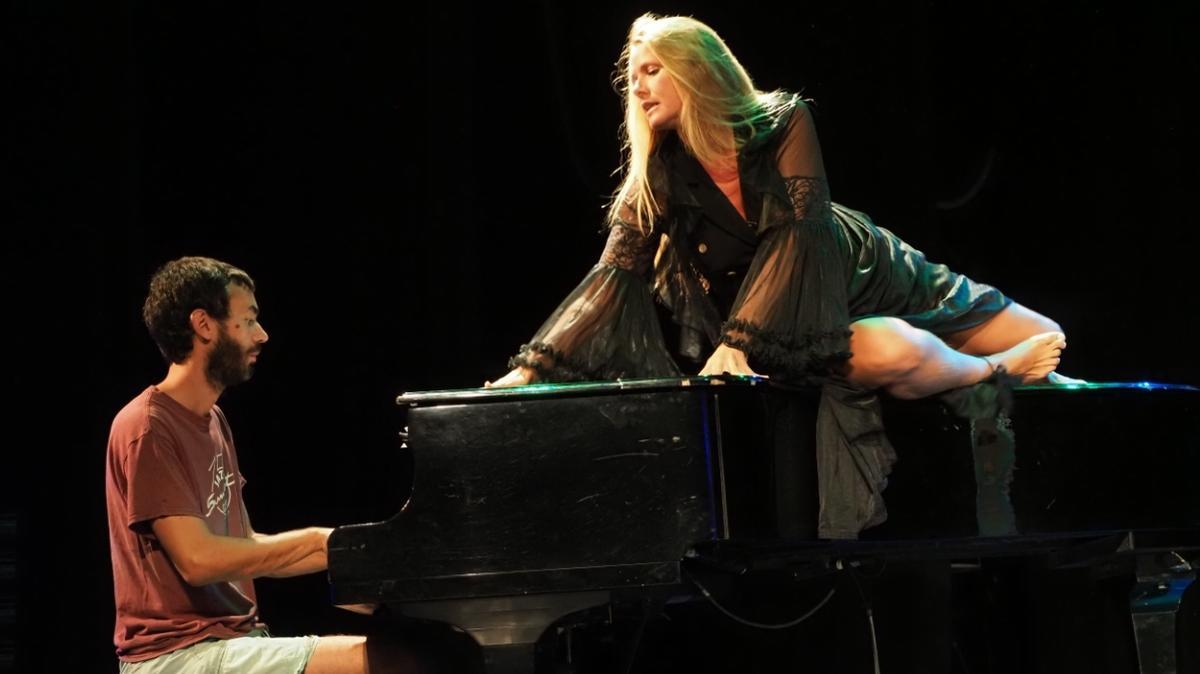 La actriz canta sobre el piano de Txema Riera como si estuviera en ’Los fabulosos Baker Boys’.