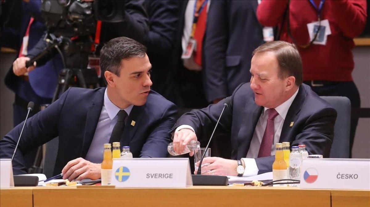 Pedro Sánchez conversa con el primer ministro sueco Stefan Lofven durante una cumbre europea en Bruselas el pasado mes de febrero. Pedro Sánchez conversa con el primer ministro sueco Stefan Lofven durante una cumbre europea en Bruselas el pasado mes de febrero.