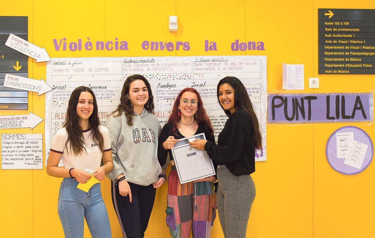 Desde la izquierda, Núria Costa, Júlia Lucas, Anna Liñán y Alba Muñoz, en el Punto Lila del Institut Martí Dot de Sant Feliu de Llobregat. 