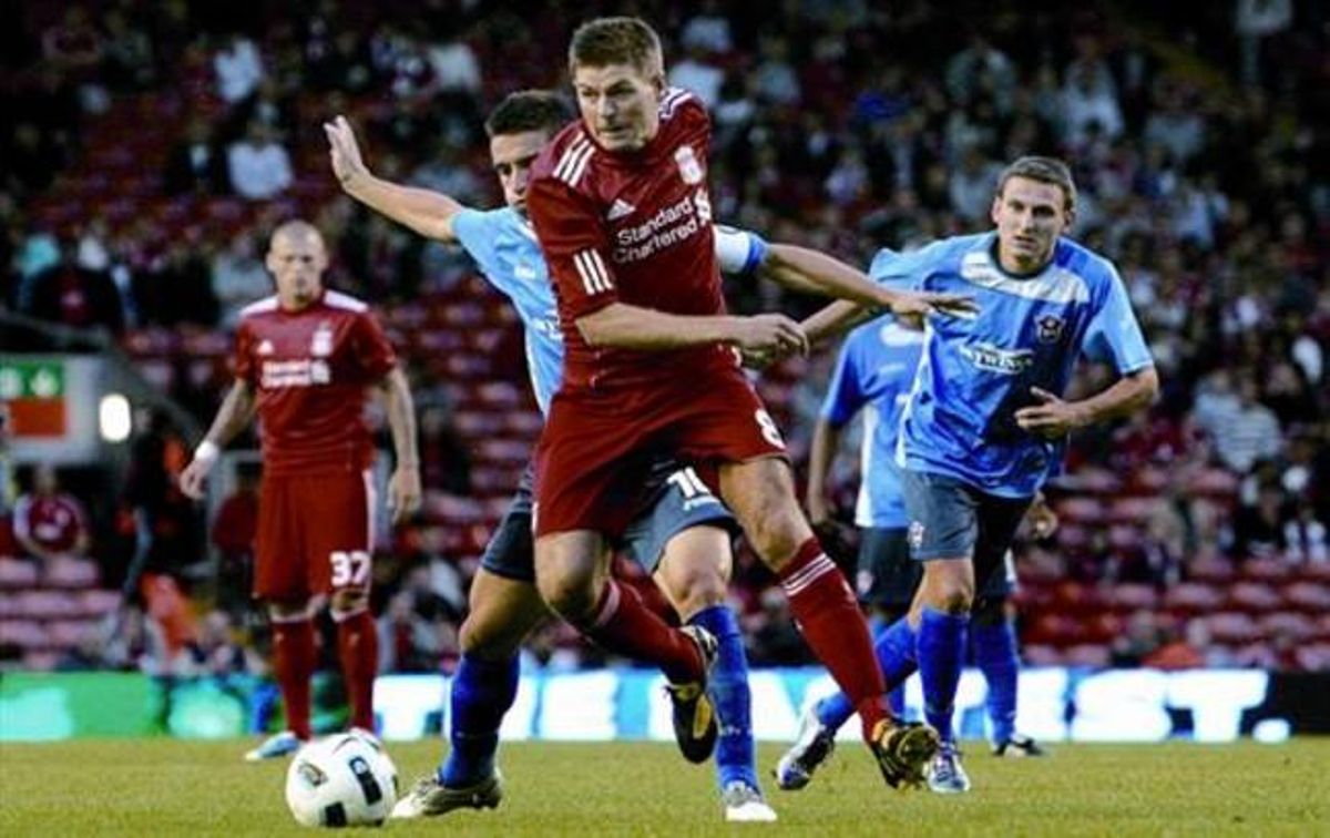 Un pilar 8 Gerrard, uno de los jugadors inamovibles del Liverpool, en el último partido del equipo, en la fase previa de la Champions. Un pilar 8 Gerrard, uno de los jugadors inamovibles del Liverpool, en el último partido del equipo, en la fase previa de la Champions.