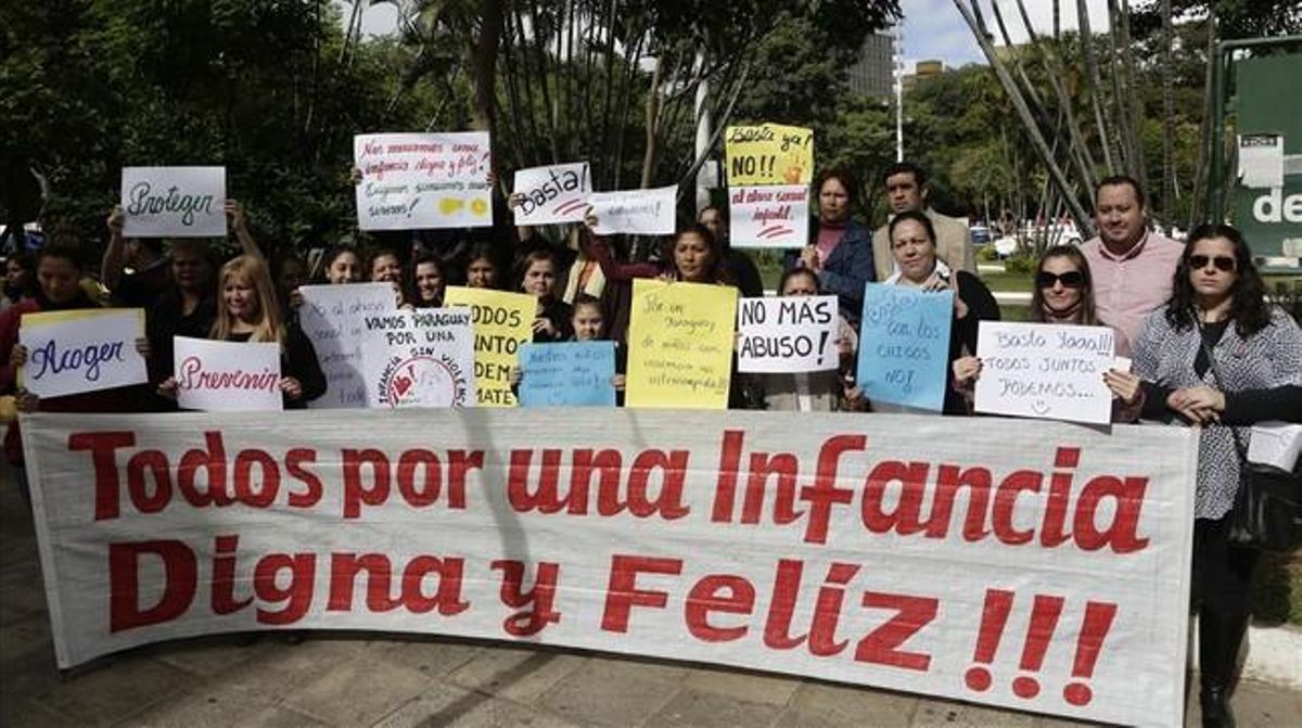 Protesta contra los abusos a los menores en Asunción, ayer. Protesta contra los abusos a los menores en Asunción, ayer.