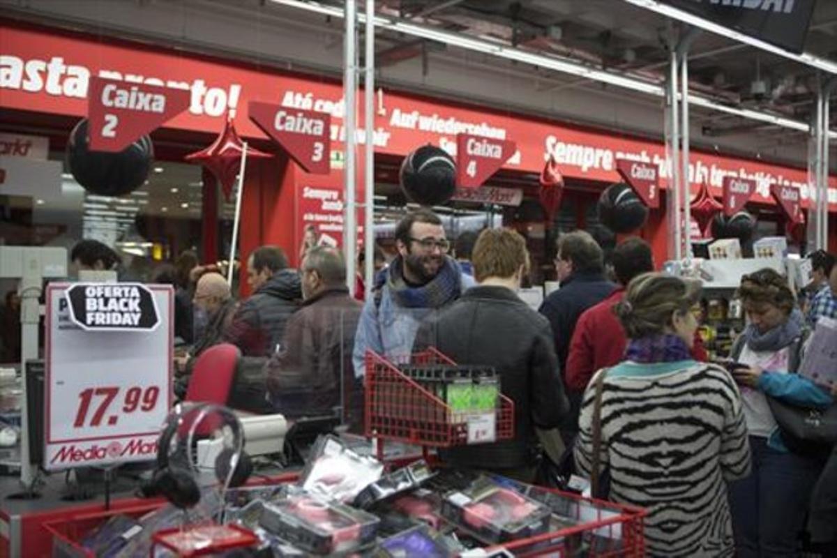 Varios ciudadanos hacen cola para pagar en el Media Markt de La Maquinista.