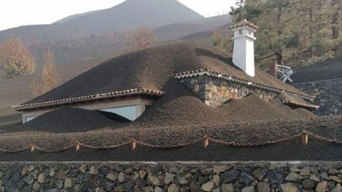 La impactante imagen de una casa en La Palma cubierta por la ceniza del volcán La impactante imagen de una casa en La Palma cubierta por la ceniza del volcán