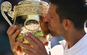 Novak Djokovic besando el trofeo de Wimbledon
