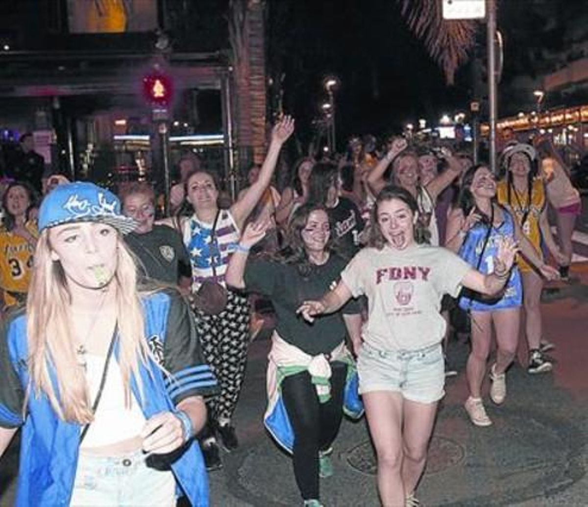 Grupo de chicas de marcha nocturna por Salou. Grupo de chicas de marcha nocturna por Salou.