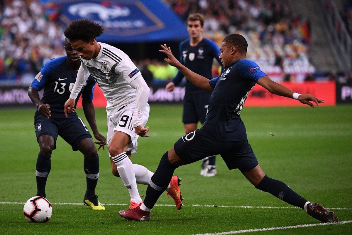 El alemán Leroy Sané (de blanco) regatea a jugadores de Francia. El alemán Leroy Sané (de blanco) regatea a jugadores de Francia.