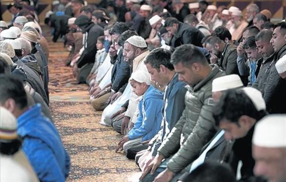 Oración en Manchester 8 Un grupo de musulmanes reza por Alan Henning, asesinado en Siria. Oración en Manchester 8 Un grupo de musulmanes reza por Alan Henning, asesinado en Siria.