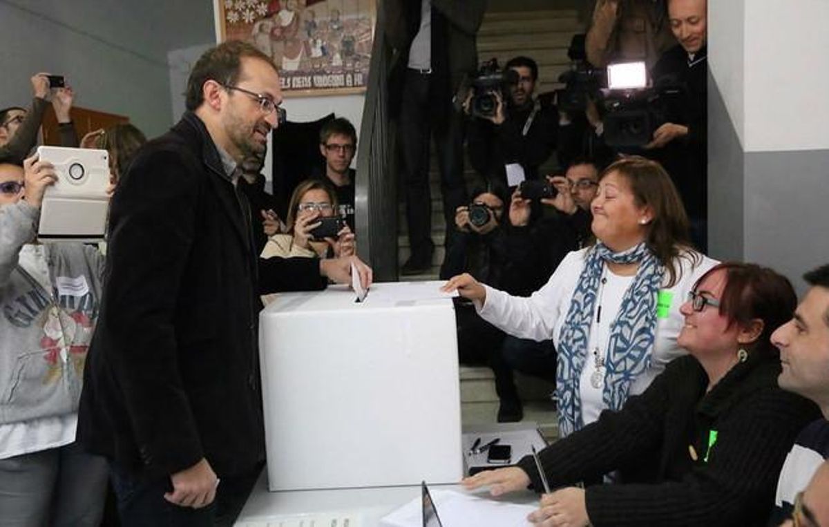 El líder de ICV-EUiA, Joan Herrera, ejerce su derecho a voto. El líder de ICV-EUiA, Joan Herrera, ejerce su derecho a voto.