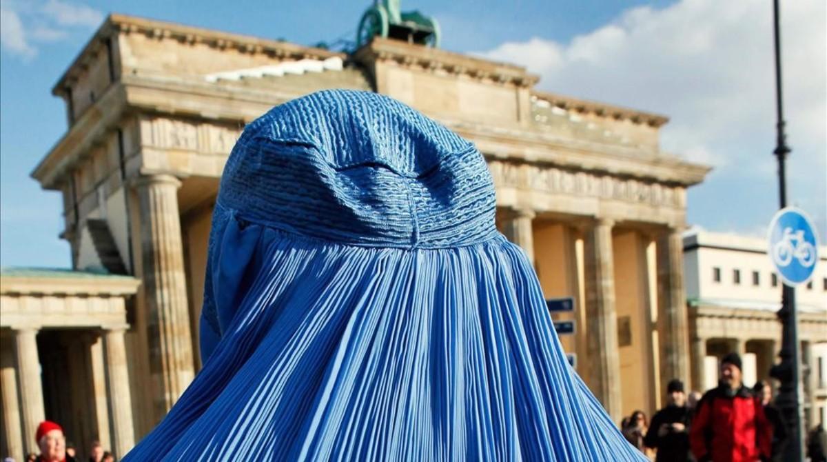 Una mujer, con burka, frente a la puerta de Brandeburgo, en Berlín. Una mujer, con burka, frente a la puerta de Brandeburgo, en Berlín.