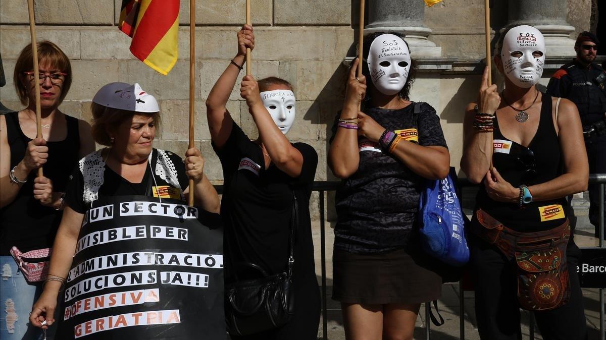 Trabajadoras de las residencias protestan en la plaza de Sant Jaume. Trabajadoras de las residencias protestan en la plaza de Sant Jaume.