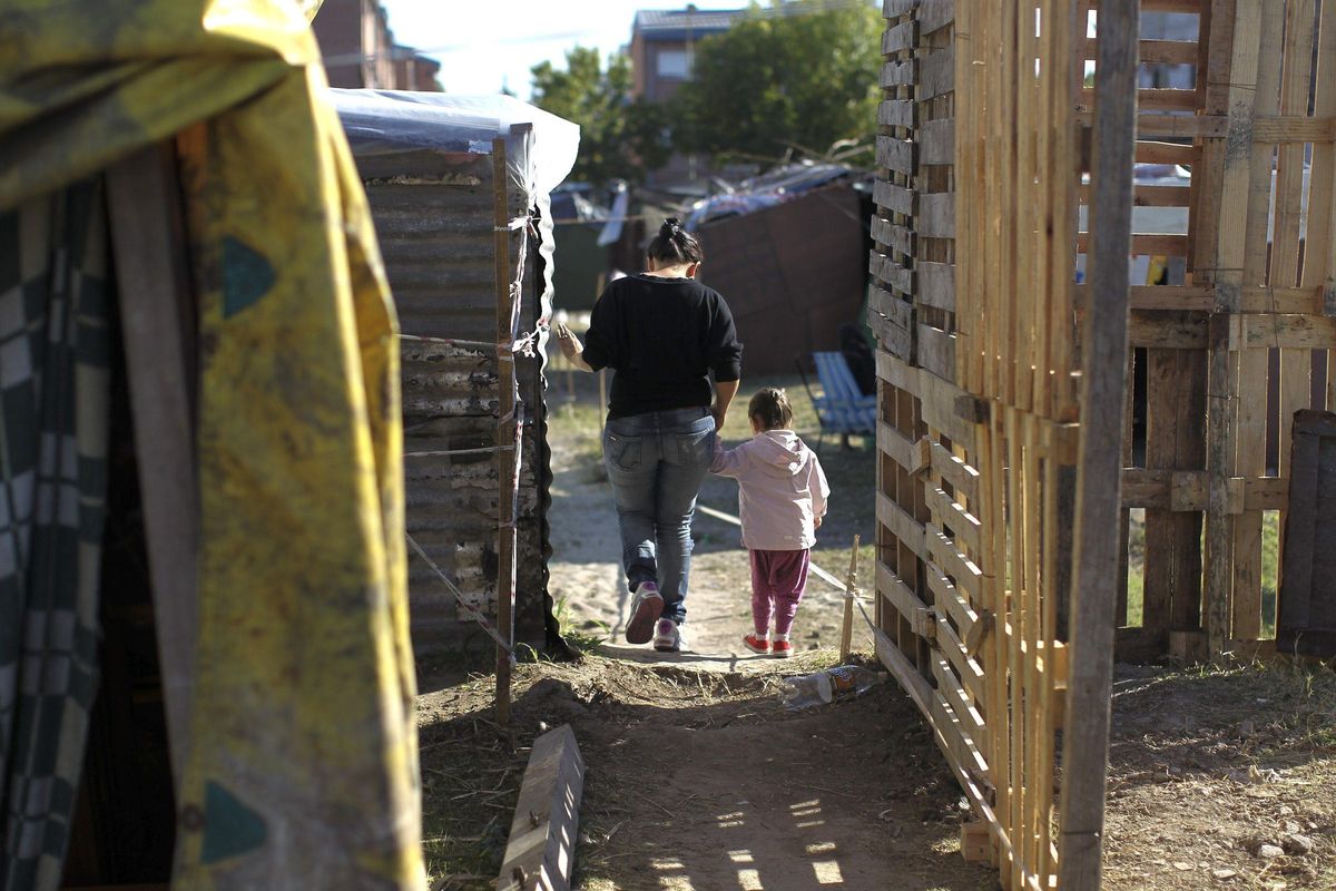 Una mujer y su hija, en uno de los barrios pobres de Buenos Aires. Una mujer y su hija, en uno de los barrios pobres de Buenos Aires.