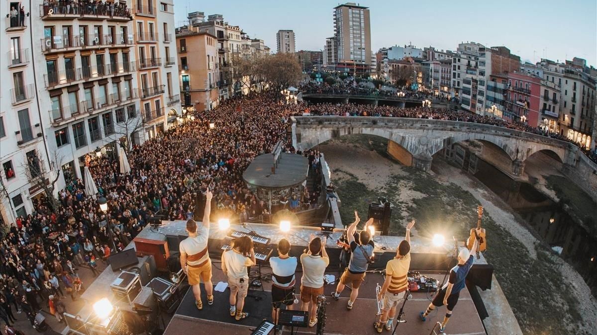 Concierto de Oques Grasses en el centro de Girona. Concierto de Oques Grasses en el centro de Girona.