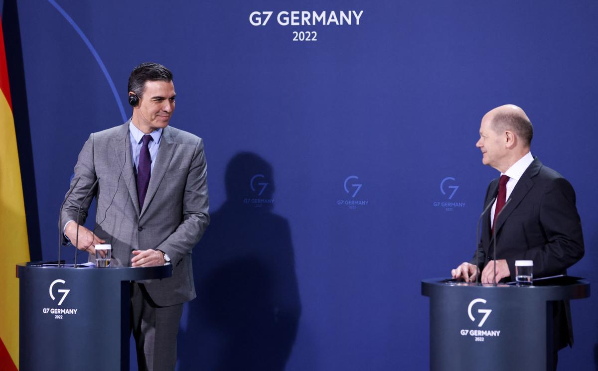 El presidente del Gobierno español, Pedro Sánchez, y el canciller alemán, Olaf Scholz, atienden a la prensa, el 18 de marzo en Berlín. 