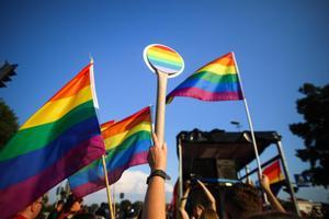 El parlamento escocés aprueba una ley que facilita cambiar de género a las personas trans