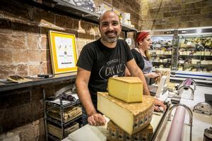 El experto en quesos Luc Talbordet, en su establecimiento: Fromagerie Can Luc.