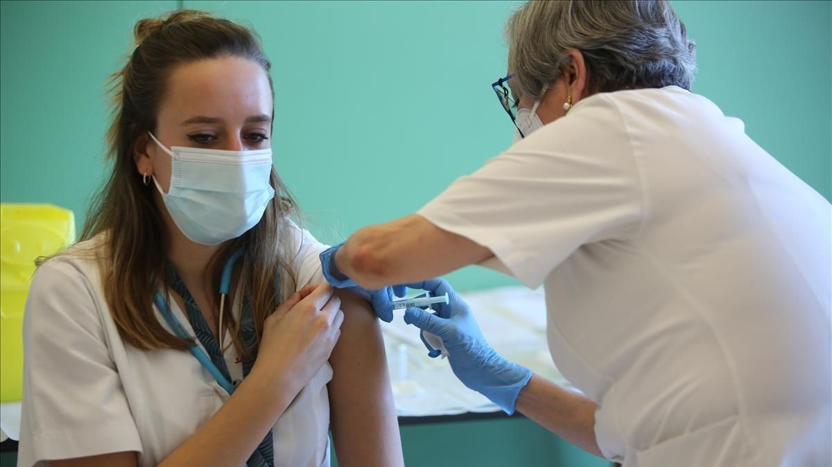 Una sanitaria de Sant Joan de Déu se pone la vacuna de Moderna, este sábado. Una sanitaria de Sant Joan de Déu se pone la vacuna de Moderna, este sábado.