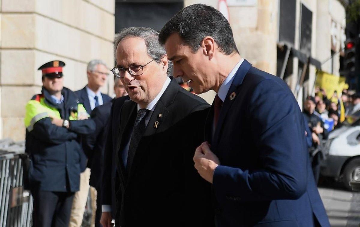 El ’president’, Quim Torra, recibe al jefe del Gobierno, Pedro Sánchez, a las puertas de la Generalitat, el 6 de febrero. El ’president’, Quim Torra, recibe al jefe del Gobierno, Pedro Sánchez, a las puertas de la Generalitat, el 6 de febrero.