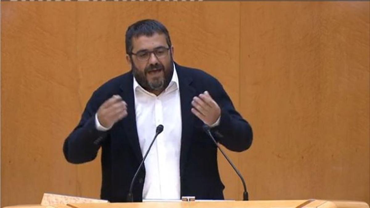 El senador de Baleares Vidal, sobre el rey emérito: "El idiota del monarca nos ha robado a mansalva durante 50 años"