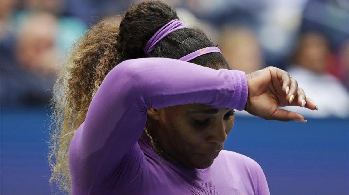 Serena Williams, con gesto abatido durante el partido contra Bianca Andreescu.