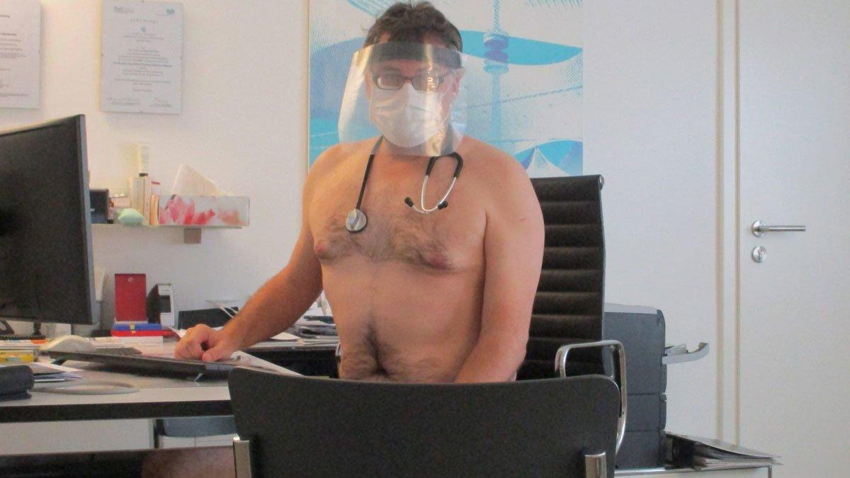 Uno de los médicos alemanes que se ha desnudado para denunciar la falta de medios.