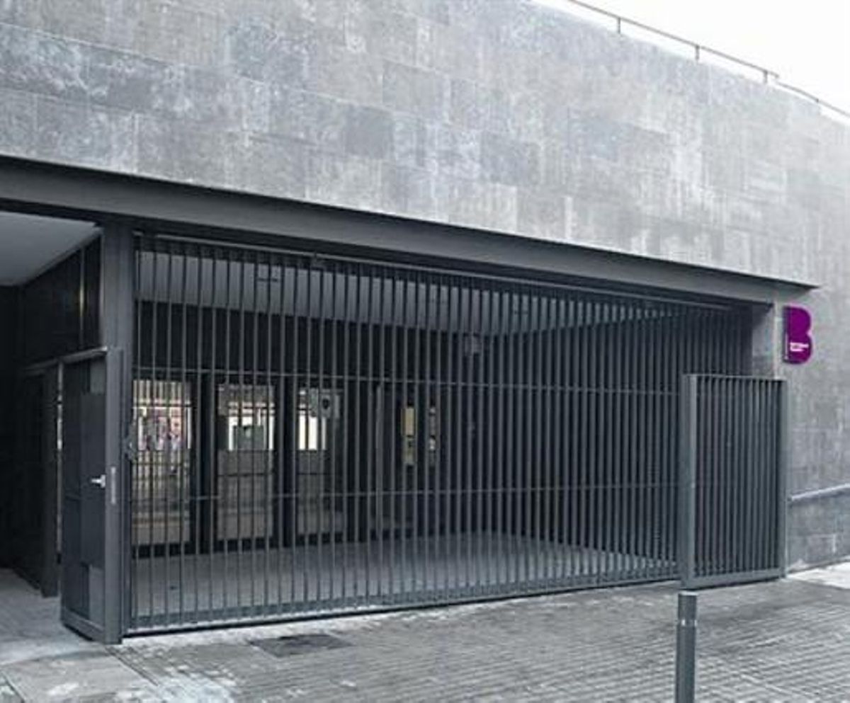 Entrada principal del pabellón Josep Comellas. Entrada principal del pabellón Josep Comellas.