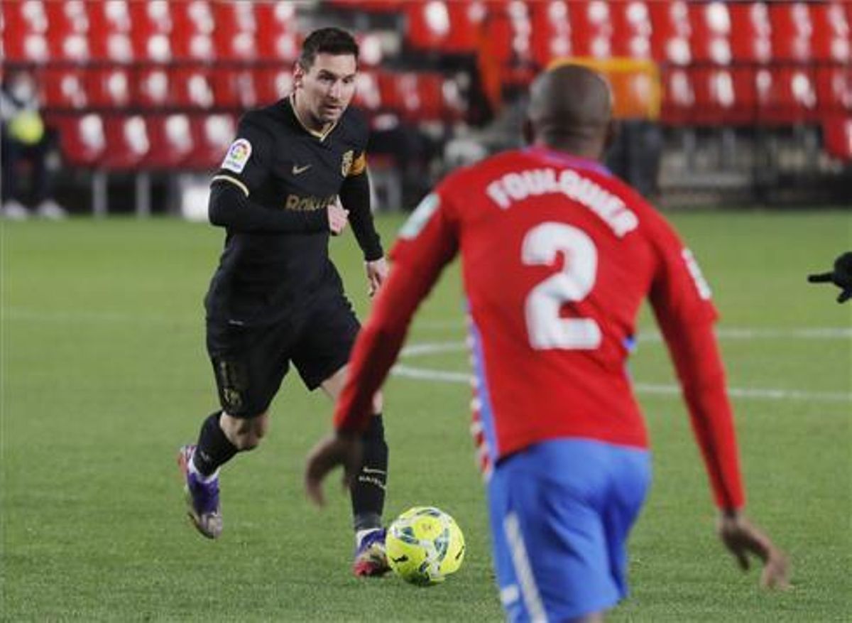 Messi encara a Foulquier en el Nuevo Los Cármenes Messi encara a Foulquier en el Nuevo Los Cármenes