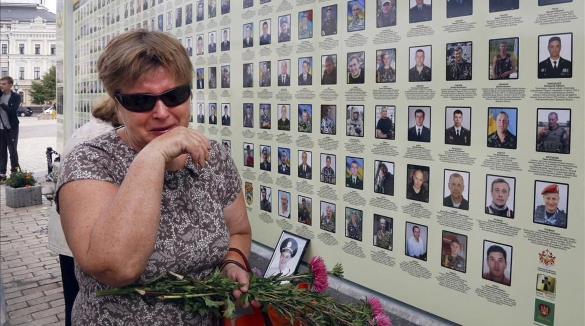 Una mujer llora junto al memorial a las víctimas de la revolución del Maidán. Una mujer llora junto al memorial a las víctimas de la revolución del Maidán.