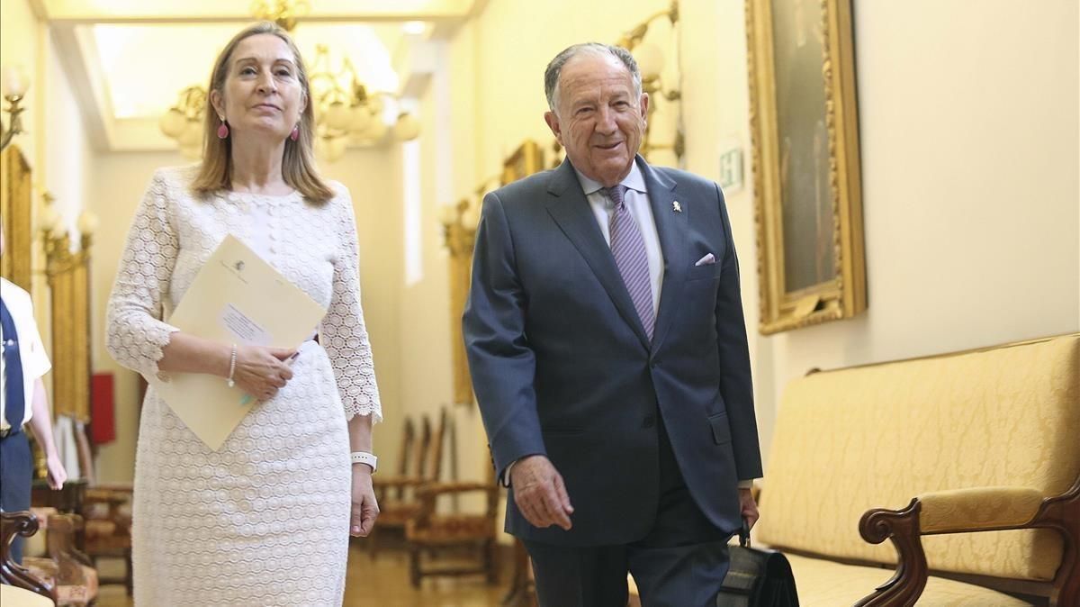 El director del CNI, con la presidenta del Congreso, Ana Pastor, a su llegada a la Cámara Baja para su comparecencia. El director del CNI, con la presidenta del Congreso, Ana Pastor, a su llegada a la Cámara Baja para su comparecencia.