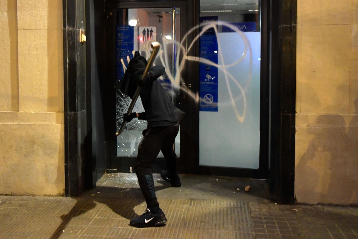 Un grupo violento destroza el cristal de una oficina bancaria en Barcelona en la cuarta noche de incidentes Un grupo violento destroza el cristal de una oficina bancaria en Barcelona en la cuarta noche de incidentes