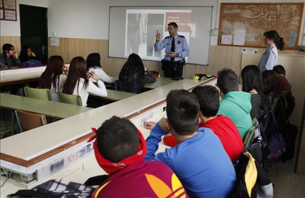 Dos agentes de los Mossos d’Esquadra imparten una charla sobre violencia de genero a alumnos del instituto de Mollet del Vallès.