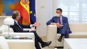 Sánchez i Feijóo es reuneixen amb receptes econòmiques allunyades i una desconfiança mútua