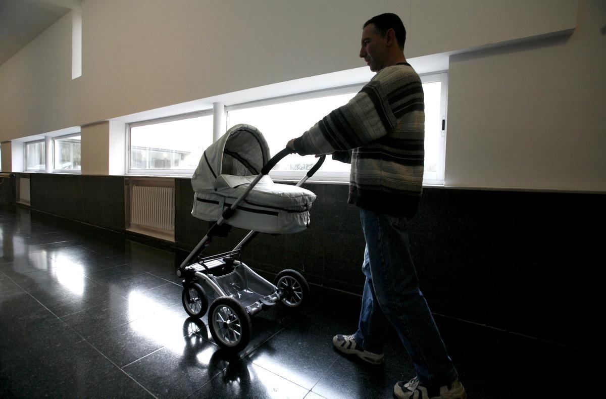 Un padre durante su permiso de paternidad. Un padre durante su permiso de paternidad.
