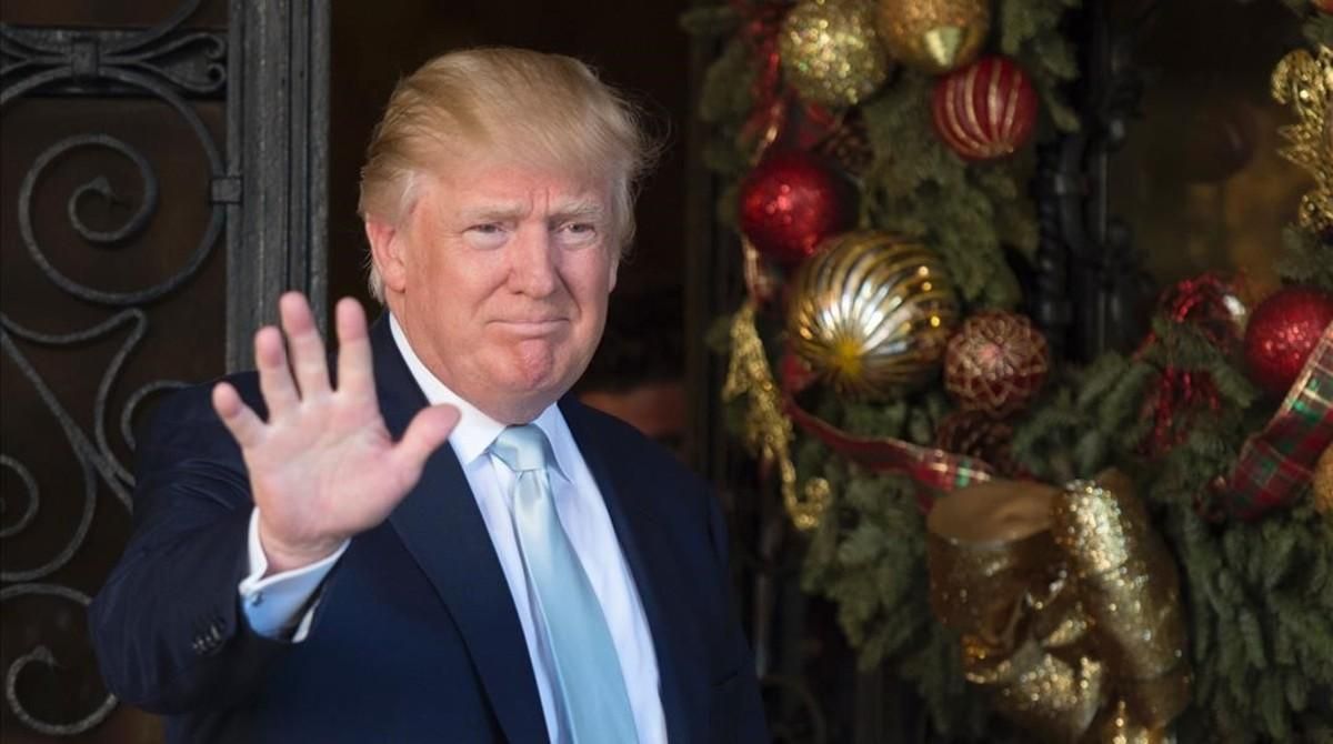Trump saluda a la prensa tras reunirse con el cofundador del grupo Carlyle, en Mar-a-Lago, en Palm Beach (Florida), el 28 de diciembre. Trump saluda a la prensa tras reunirse con el cofundador del grupo Carlyle, en Mar-a-Lago, en Palm Beach (Florida), el 28 de diciembre.