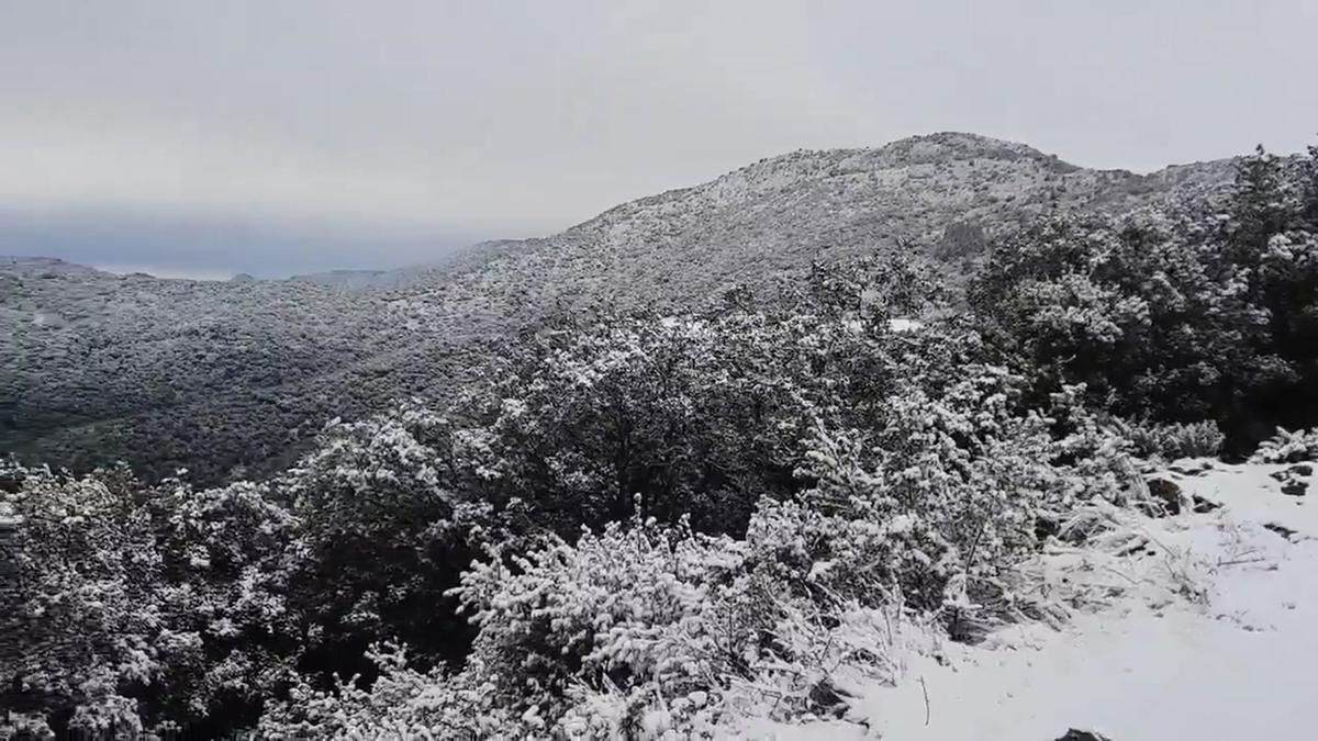El Vallès y el Turó de l’Home vistos desde el Turó de Sant Elies, con una débil nevada.