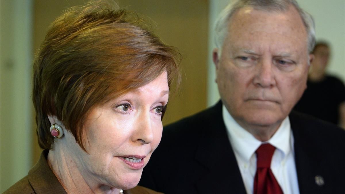 Brenda Fitzgerald, junto al gobernador de Georgia, en octubre del 2014. Brenda Fitzgerald, junto al gobernador de Georgia, en octubre del 2014.
