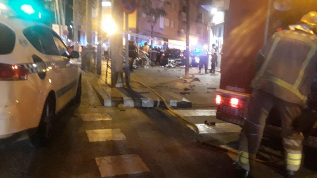 Imagen de la terraza del bar donde ha tenido lugar el accidente, con el vehículo al fondo, en la calle Mare de Déu del Remei, en Girona. Imagen de la terraza del bar donde ha tenido lugar el accidente, con el vehículo al fondo, en la calle Mare de Déu del Remei, en Girona.